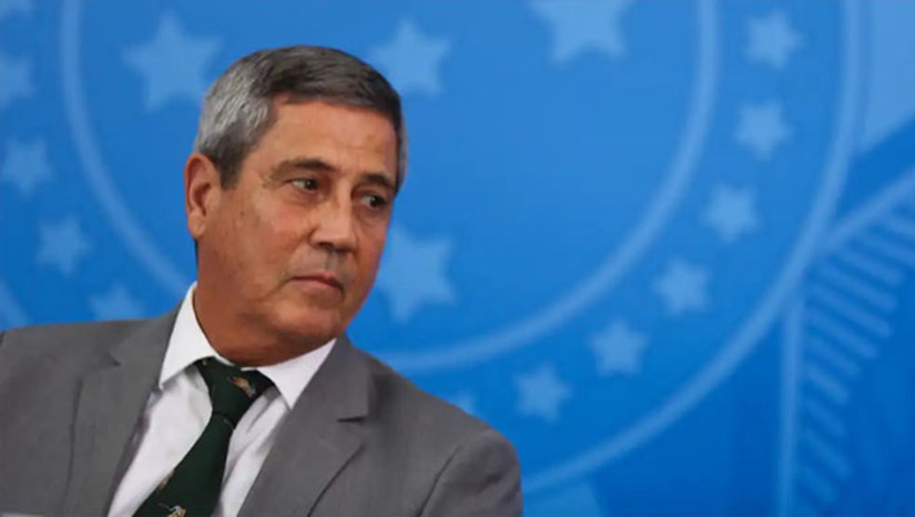 Imagem 1 -  A prisão aconteceu no âmbito do inquérito  da polícia Federal que investiga a tentativa de golpe de estado, inclusive com assassinatos do então presidente eleito Lula, do vice-presidente eleito Alckmin e do ministro Alexandre de Morais, presidente do STF.  O general 4 estrelas estaria atrapalhando as investigações e comprometendo a produção de provas durante a instrução do processo penal. O Militar vai ficar custodiado no Comando Militar do Leste, no Rio de Janeiro, onde foi preso neste sábado, 14.