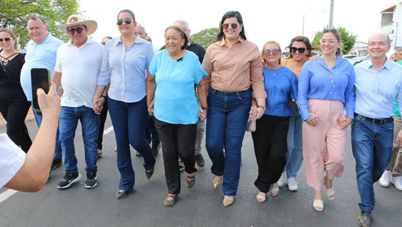 Imagem 1 - “Essa estrada aqui que nós estamos oficializando hoje, ela 100% concluída, é uma das vias mais importantes da malha rodoviária do Alto Oeste. O potencial que tem essa região na agricultura, no comércio, no turismo, é uma região que se tornou um polo da educação, protagonizada exatamente por Pau dos Ferros. E mais um detalhe da RN-177, é que ela liga o Rio Grande do Norte a outra região, a outro estado que é o nosso vizinho Ceará”, disse a governadora Fátima Bezerra Imagem 1 - “Essa estrada aqui que nós estamos oficializando hoje, ela 100% concluída, é uma das vias mais importantes da malha rodoviária do Alto Oeste. O potencial que tem essa região na agricultura, no comércio, no turismo, é uma região que se tornou um polo da educação, protagonizada exatamente por Pau dos Ferros. E mais um detalhe da RN-177, é que ela liga o Rio Grande do Norte a outra região, a outro estado que é o nosso vizinho Ceará”, disse a governadora Fátima Bezerra