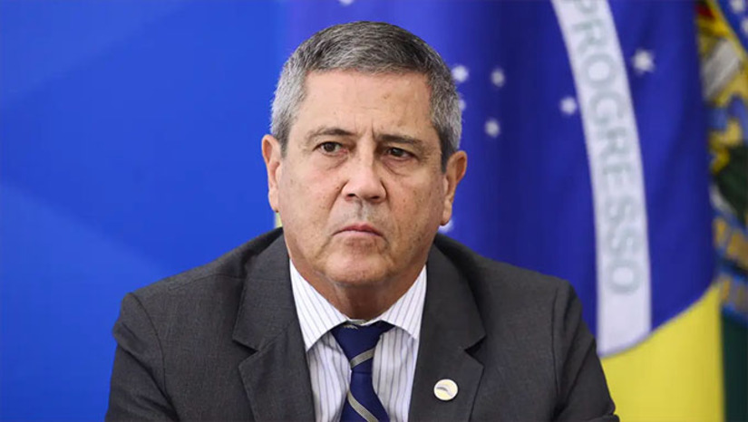 Imagem 1 -  A decretação da prisão, assinada pelo ministro Alexandre de Moraes, relator do inquérito, a investigação, conforme a Polícia Federal, demonstra que houve contatos de Braga Netto com o pai de Mauro Cid, o general Mauro César Lourena Cid.  “[Os contatos] tinham a finalidade de obter dados sigilosos, controlar o que seria repassado à investigação, e, ao que tudo indica, manter informado os demais integrantes da organização criminosa”, aponta a decisão de Moraes. Audiência de Custódia deve ocorrer ainda neste sábado, 14.