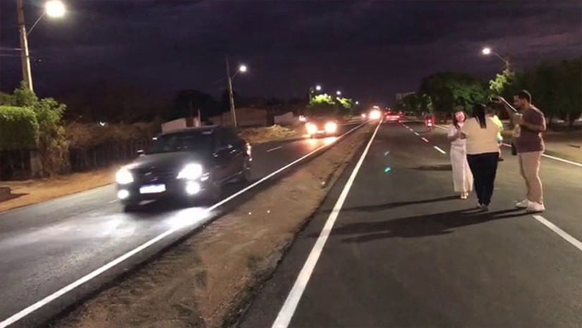 Imagem 1 - Em agradecimento a governadora, a Câmara aprovou título de cidadã de Baraúna para a governadora Fátima Bezerra e a prefeita Divanize Oliveira ficou de joelhos na pista para agradecer pelas duas obras, que foram oficialmente inauradas na tarde noite deste sábado, dia 14 de dezembro de 2024. Em contato com o MH, a governadora Fátima Bezerra disse que o programa de restauração de rodovias continua no ano que vem. Imagem 1 - Em agradecimento a governadora, a Câmara aprovou título de cidadã de Baraúna para a governadora Fátima Bezerra e a prefeita Divanize Oliveira ficou de joelhos na pista para agradecer pelas duas obras, que foram oficialmente inauradas na tarde noite deste sábado, dia 14 de dezembro de 2024. Em contato com o MH, a governadora Fátima Bezerra disse que o programa de restauração de rodovias continua no ano que vem.