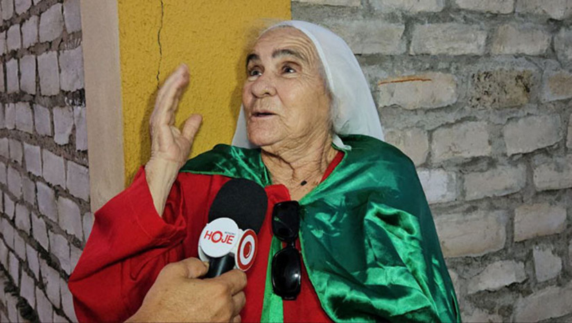 Imagem 1 -  Há exatos 41 anos, Dona Luíza Benedita Bezerra, de 75 anos, residente em Mossoró-RN, se veste com as cores e símbolos de Santa Luzia e faz a caminhada da procissão no dia 13 de dezembro a pé, agradecendo a padroeira pela cura de uma forte infecção nos olhos da filha, que na época estava com 11 meses e hoje está com 42 anos. Em função da idade, ela conta que não consegue mais fazer a caminhada da procissão, mas participa do início, pega carona e reza na noventa de encerramento na catedral, no Centro de Mossoró-RN.