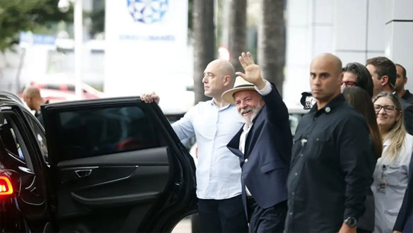 Imagem 1 -  Lula passou por dois procedimentos cirúrgicos na cabeça no Hospital Sírio Libanês, em São Paulo, após sentir fortes dores terça-feira, dia 10, em função de uma queda que sofreu em casa no dia 19 de outubro passado. Após retirado o coágulo de sangue da cabeça, saindo do hospital, Lula agradecei a todos pelas orações e acrescentou: "Eu vou dizer para vocês uma coisa que eu dizia na outra campanha. Tenho 79 anos, tenho energia de 30, tesão de 20 para construir este país. É este Lula que volta inteiro para cuidar do Brasil. Muito obrigado, gente"
