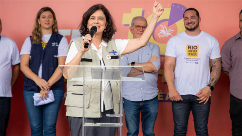 Imagem 1 - “Novas estratégias de controle do mosquito estão sendo implementadas nos estados”. A ministra da Saúde, Nísia Trindade, falou das formas de controle do mosquito Aedes aegypti que vem sendo utilizadas em vários estados e que, segundo ela, serão ampliadas para todo o país. Entre elas, destacou o método Wolbachia que impede o desenvolvimento dos vírus da dengue, zika, chikungunya e febre amarela, ajudando a reduzir a transmissão dessas doenças. Nísia reforçou também a importância da participação ativa da sociedade para o sucesso das ações e para a proteção da saúde pública. Imagem 1 - “Novas estratégias de controle do mosquito estão sendo implementadas nos estados”. A ministra da Saúde, Nísia Trindade, falou das formas de controle do mosquito Aedes aegypti que vem sendo utilizadas em vários estados e que, segundo ela, serão ampliadas para todo o país. Entre elas, destacou o método Wolbachia que impede o desenvolvimento dos vírus da dengue, zika, chikungunya e febre amarela, ajudando a reduzir a transmissão dessas doenças. Nísia reforçou também a importância da participação ativa da sociedade para o sucesso das ações e para a proteção da saúde pública.