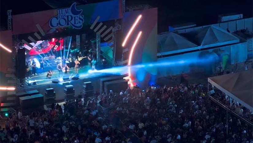 Imagem 1 - O Luau das Cores 2024 se destacou ainda pela organização e segurança, que foi promovida por mais de 80 agentes e sem o registro de ocorrências. O trabalho foi intenso também por parte da Secretaria Municipal de Saúde, em parceria com o Corpo de Bombeiros, nos três pontos de saúde instalados no evento e no hospital municipal. Além de movimentar o turismo e o comércio local, a festa teve a estrutura ampliada para dar mais comodidade ao público. O evento reuniu centenas de grossenses e turistas de várias partes da região e até de outros estados, e se destacou ainda pela alegria e pela diversidade de ritmos em mais de 8 horas de festa. Imagem 1 - O Luau das Cores 2024 se destacou ainda pela organização e segurança, que foi promovida por mais de 80 agentes e sem o registro de ocorrências. O trabalho foi intenso também por parte da Secretaria Municipal de Saúde, em parceria com o Corpo de Bombeiros, nos três pontos de saúde instalados no evento e no hospital municipal. Além de movimentar o turismo e o comércio local, a festa teve a estrutura ampliada para dar mais comodidade ao público. O evento reuniu centenas de grossenses e turistas de várias partes da região e até de outros estados, e se destacou ainda pela alegria e pela diversidade de ritmos em mais de 8 horas de festa.