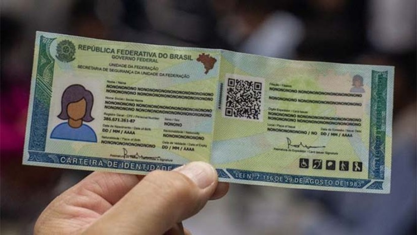 Imagem 1 - A Nova Carteira de Identidade Nacional (CIN) é uma inovação do Governo Federal para reduzir as fraudes, melhorar os cadastros administrativos e qualificar o acesso a serviços públicos digitais. O documento possibilita um acesso mais seguro (conta Ouro) aos mais de 4.500 serviços digitais disponíveis no portal GOV.BR. De acordo com dados divulgados nesta segunda-feira, 16 de dezembro, pelo Ministério da Gestão e da Inovação em Serviços Públicos (MGI), a CIN já está nas mãos de mais de 17 milhões de brasileiros. Todas as pessoas têm até o ano de 2032 para fazer a troca do seu documento pela nova identidade, sendo a primeira via gratuita para todos. Atualmente, a CIN é emitida em todos os estados brasileiros. Acesse o gov.br/identidade e saiba como emitir a sua CIN em seu estado. Imagem 1 - A Nova Carteira de Identidade Nacional (CIN) é uma inovação do Governo Federal para reduzir as fraudes, melhorar os cadastros administrativos e qualificar o acesso a serviços públicos digitais. O documento possibilita um acesso mais seguro (conta Ouro) aos mais de 4.500 serviços digitais disponíveis no portal GOV.BR. De acordo com dados divulgados nesta segunda-feira, 16 de dezembro, pelo Ministério da Gestão e da Inovação em Serviços Públicos (MGI), a CIN já está nas mãos de mais de 17 milhões de brasileiros. Todas as pessoas têm até o ano de 2032 para fazer a troca do seu documento pela nova identidade, sendo a primeira via gratuita para todos. Atualmente, a CIN é emitida em todos os estados brasileiros. Acesse o gov.br/identidade e saiba como emitir a sua CIN em seu estado.