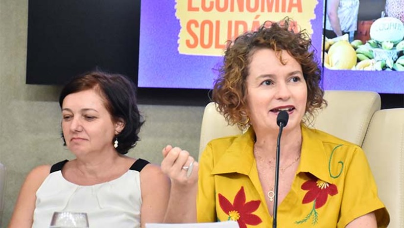 Imagem 1 -  A deputada estadual Isolda Dantas, participou de uma  audiência pública com o objetivo de debater e fortalecer as políticas públicas voltadas para a economia solidária no Rio Grande do Norte. O evento reuniu representantes de cooperativas, associações, movimentos sociais, gestores públicos e pesquisadores, reafirmando a economia solidária como uma ferramenta fundamental para a geração de trabalho, renda e inclusão social. "Nosso compromisso é construir uma economia que coloque as pessoas no centro, promovendo justiça social e sustentabilidade. A economia solidária é um exemplo concreto de como isso é possível, e precisamos fortalecê-la com apoio institucional e políticas públicas efetivas", destacou Isolda Dantas.