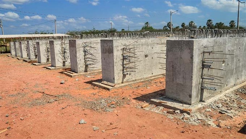 Imagem 1 - A construção está avançando rapidamente, com equipes trabalhando em várias frentes para garantir a conclusão da obra. A execução do projeto conta com tecnologia de ponta e mão de obra especializada. Segundo o secretario de infraestrutura , Rodrigo Lima, a pavimentação já está com capeamento em 5 km, os pilares já estão prontos para receber as vigas, com 140 metros cada uma e os pilares sendo concretados. O complexo viário irá facilitar o acesso a diversos pontos da cidade, interligando às BRs 110 e 304. Maior obra de infraestrutura executada pela Prefeitura de Mossoró. Imagem 1 - A construção está avançando rapidamente, com equipes trabalhando em várias frentes para garantir a conclusão da obra. A execução do projeto conta com tecnologia de ponta e mão de obra especializada. Segundo o secretario de infraestrutura , Rodrigo Lima, a pavimentação já está com capeamento em 5 km, os pilares já estão prontos para receber as vigas, com 140 metros cada uma e os pilares sendo concretados. O complexo viário irá facilitar o acesso a diversos pontos da cidade, interligando às BRs 110 e 304. Maior obra de infraestrutura executada pela Prefeitura de Mossoró.