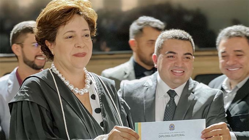 Imagem 1 - Prefeito, vice-prefeito, vereadores e suplentes receberam seus diplomas em um evento presidido pela juíza eleitoral da 58ª Zona Eleitoral, Carla Virgínia Portela, acompanhada pelo promotor Paulo Carvalho Ribeiro e Jailson Cardoso da Costa, chefe do cartório eleitoral. Foram diplomados o prefeito eleito Kênio Azevedo, o vice Cione Filho e os vereadores Juninho Maia, Lívia Azevedo, Thiago Freitas, Aécio Costa, Benigno Moura, Francisca Veras, Ozaide Cordeiro, Eney Moura e Jeu Costa. Em seu discurso, visivelmente emocionado, Kênio Azevedo destacou a gratidão e responsabilidade que marcam o início de sua trajetória como prefeito de Serra do Mel. “Agradeço a cada um que votou e confiou em mim. A nossa vitória é a vitória de todos que acreditam em um futuro melhor para nossa cidade”, afirmou. Imagem 1 - Prefeito, vice-prefeito, vereadores e suplentes receberam seus diplomas em um evento presidido pela juíza eleitoral da 58ª Zona Eleitoral, Carla Virgínia Portela, acompanhada pelo promotor Paulo Carvalho Ribeiro e Jailson Cardoso da Costa, chefe do cartório eleitoral. Foram diplomados o prefeito eleito Kênio Azevedo, o vice Cione Filho e os vereadores Juninho Maia, Lívia Azevedo, Thiago Freitas, Aécio Costa, Benigno Moura, Francisca Veras, Ozaide Cordeiro, Eney Moura e Jeu Costa. Em seu discurso, visivelmente emocionado, Kênio Azevedo destacou a gratidão e responsabilidade que marcam o início de sua trajetória como prefeito de Serra do Mel. “Agradeço a cada um que votou e confiou em mim. A nossa vitória é a vitória de todos que acreditam em um futuro melhor para nossa cidade”, afirmou.