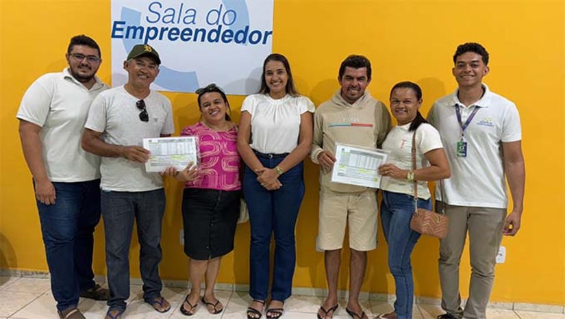 Imagem 1 - Ao longo do ano de 2024, mais de 50 empreendedores foram beneficiados, totalizando R$ 381.100,00 em créditos. Os atendimentos ocorreram na Sala do Empreendedor, sob a coordenação da Escola de Governo e Desenvolvimento Econômico, que também contou com o suporte do Sebrae-RN na formalização e capacitação dos beneficiários ao longo do ano. Os serviços ofertados refletem o compromisso da Prefeitura de Upanema em apoiar o empreendedorismo, promovendo o crescimento sustentável dos pequenos negócios e fortalecendo a economia do município, que se posiciona com um polo de desenvolvimento para novos e pequenos empreendimentos, fruto do crédito facilitado e o suporte de parceiros como o Sebrae. Imagem 1 - Ao longo do ano de 2024, mais de 50 empreendedores foram beneficiados, totalizando R$ 381.100,00 em créditos. Os atendimentos ocorreram na Sala do Empreendedor, sob a coordenação da Escola de Governo e Desenvolvimento Econômico, que também contou com o suporte do Sebrae-RN na formalização e capacitação dos beneficiários ao longo do ano. Os serviços ofertados refletem o compromisso da Prefeitura de Upanema em apoiar o empreendedorismo, promovendo o crescimento sustentável dos pequenos negócios e fortalecendo a economia do município, que se posiciona com um polo de desenvolvimento para novos e pequenos empreendimentos, fruto do crédito facilitado e o suporte de parceiros como o Sebrae.