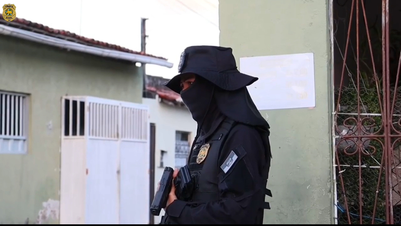 Imagem 1 -  As ações da “Operação Janus” foram realizadas de forma simultânea na Grande Natal e no interior do estado, nesta terça-feira (17).  Quase 500 policiais civis participaram da ação ao longo do dia. Ao todo, 119 suspeitos foram presos, sendo 75 no interior e 44 na Região Metropolitana de Natal. Grande parte dos detidos responde a mais de uma acusação.  Entre as prisões realizadas, 41 ocorreram em flagrante, 73 mandados de prisão foram cumpridos e cinco adolescentes foram apreendidos.