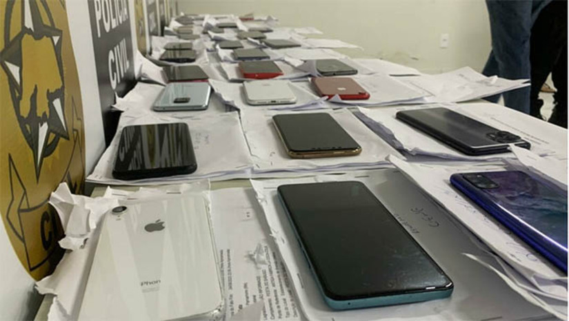 Imagem 1 -  PC intima 370 pessoas para devolverem celulares roubados ou furtados no RN . Elas devem comparecer na Delegacia Geral de Polícia Civil (DEGEPOL), em Natal, no prazo de dois dias, contados a partir desta quarta-feira (18), uma vez que foram identificadas como possuidoras de celulares com origem ilícita, ou seja, que são fruto de roubo ou de furto. Trata-se da execução do programa Celular Seguro, instituído pelo Ministério da Justiça e Segurança Pública (MJSP), que ampliou um sistema exitoso criado no Piauí e que agora tem a adesão de onze estados. O não comparecimento acarreta em adoção de medidas legais, incluindo busca, apreensão e até a responsabilização por receptação qualificada.