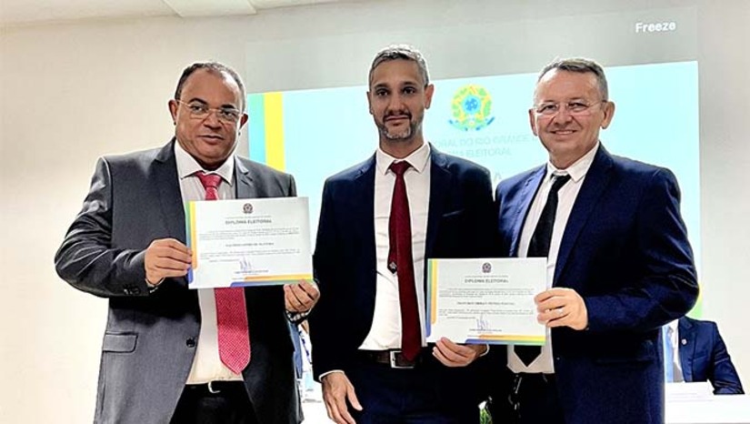 Imagem 1 - Em seu discurso, Salomão Gomes agradeceu à população de Felipe Guerra pela confiança e destacou sua trajetória política, marcada por anos de serviço público e dedicação ao município. "Em uma votação histórica, consolidamos nossa democracia e reafirmamos o compromisso de continuar administrando com responsabilidade. Posso afirmar que o povo de Felipe Guerra continuará no caminho certo", declarou Salomão Gomes. A diplomação representa a última etapa do processo eleitoral, garantindo que os eleitos possam tomar posse em janeiro de 2025 para exercer seus mandatos. Imagem 1 - Em seu discurso, Salomão Gomes agradeceu à população de Felipe Guerra pela confiança e destacou sua trajetória política, marcada por anos de serviço público e dedicação ao município. "Em uma votação histórica, consolidamos nossa democracia e reafirmamos o compromisso de continuar administrando com responsabilidade. Posso afirmar que o povo de Felipe Guerra continuará no caminho certo", declarou Salomão Gomes. A diplomação representa a última etapa do processo eleitoral, garantindo que os eleitos possam tomar posse em janeiro de 2025 para exercer seus mandatos.
