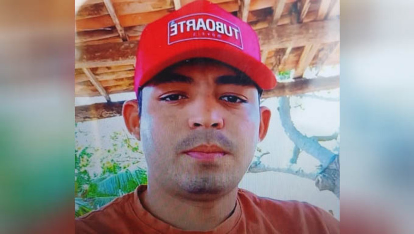 Imagem 1 - Jovem é morto a tiros enquanto trafegava em uma motocicleta, em Apodi. O crime aconteceu no início da manhã desta quarta-feira (18). A vítima foi identificada como Gean Carlos Dantas Fernandes, de 23 anos. Ele trafegava em uma motocicleta, por uma estrada carroçável do bairro Cruz de Alma, quando foi surpreendido e morto com vários disparos de arma de fogo. Ainda não há qualquer informação sobre a autoria e nem sobre a motivação do crime. A Polícia Civil vai investigar o caso. Imagem 1 - Jovem é morto a tiros enquanto trafegava em uma motocicleta, em Apodi. O crime aconteceu no início da manhã desta quarta-feira (18). A vítima foi identificada como Gean Carlos Dantas Fernandes, de 23 anos. Ele trafegava em uma motocicleta, por uma estrada carroçável do bairro Cruz de Alma, quando foi surpreendido e morto com vários disparos de arma de fogo. Ainda não há qualquer informação sobre a autoria e nem sobre a motivação do crime. A Polícia Civil vai investigar o caso.