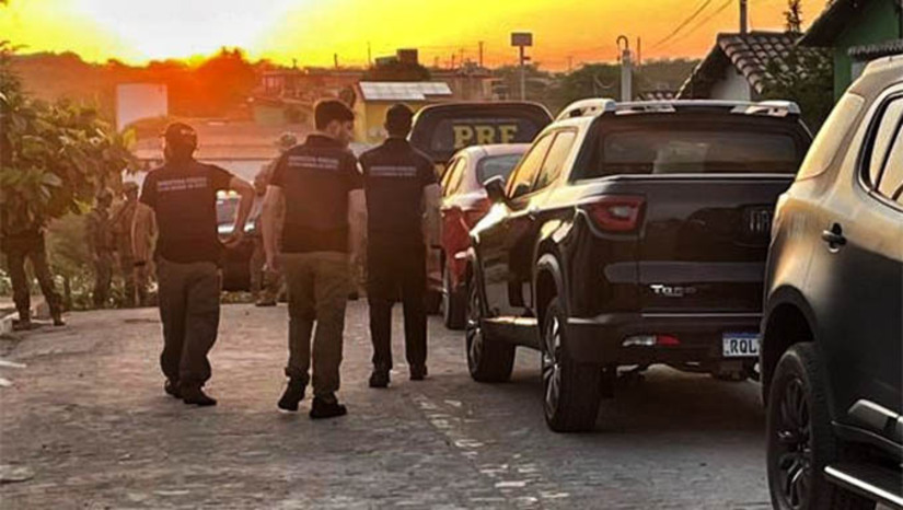 Imagem 1 - Trio morre em confronto com a PM durante operação de combate a grupo criminoso em Angicos. O confronto aconteceu na manhã desta quarta-feira (18), no momento em que policiais militares buscavam cumprir mandados de busca e apreensão, expedidos no âmbito da operação Lei e Ordem IV, do MPRN, nas residências de suspeitos de envolvimento com o tráfico de drogas e formação de organização criminosa. Os suspeitos teriam recebido os policiais a tiros, momento em que houve revide. Três homens foram alvejados e não resistiram. Imagem 1 - Trio morre em confronto com a PM durante operação de combate a grupo criminoso em Angicos. O confronto aconteceu na manhã desta quarta-feira (18), no momento em que policiais militares buscavam cumprir mandados de busca e apreensão, expedidos no âmbito da operação Lei e Ordem IV, do MPRN, nas residências de suspeitos de envolvimento com o tráfico de drogas e formação de organização criminosa. Os suspeitos teriam recebido os policiais a tiros, momento em que houve revide. Três homens foram alvejados e não resistiram.