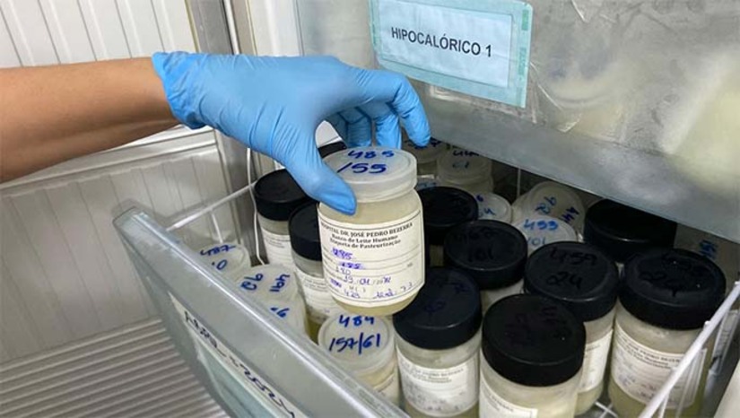 Imagem 1 -  Em Mossoró, o banco de leite humano localizado ao lado da Maternidade Almeida Castro, também registra diminuição das doações de leite durante o período de festas de fim de ano. De acordo com Patrícia Minnelli, coordenadora do banco de leite de Mossoró, atualmente, o estoque de leite humano está em níveis razoáveis, mas ainda não está dentro do que seria ideal. "Um litro de leite materno doado pode alimentar até 10 recém-nascidos por dia. A maior parte dos bebês que precisam do leite materno está abaixo do peso ou nasceu de forma prematura. Esse ano tivemos um número de doações maior de que em anos anteriores, mas ainda precisamos de reforço, pedimos que as mães façam a doação para manter os nossos estoques", explicou. Os Bancos de Leite são as unidades responsáveis pela coleta, processamento  e distribuição de leite humano aos bebês que se encontram internados nas Unidades de Terapia Intensiva Neonatal, e realizam atendimento de orientação e apoio à amamentação à população.