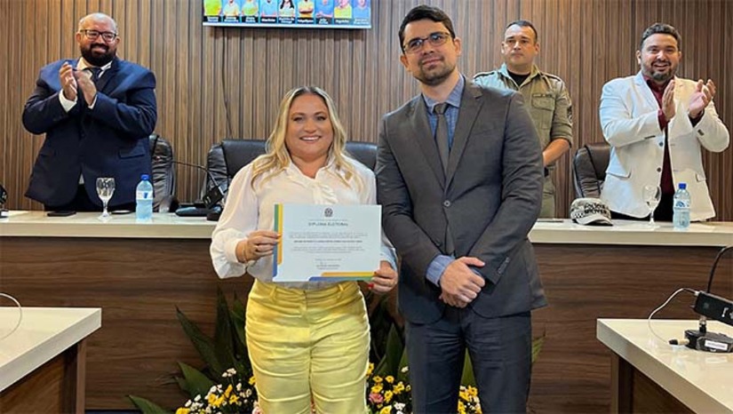 Imagem 1 - Cinthia obteve uma votação de 4.713 votos chegando a 55,17% dos votos válidos dados a todos os candidatos no pleito de 6 de outubro. A solenidade, conduzida pelo Juiz eleitoral da 32ª Zona, Emanoel Telino Monteiro, marcou também a diplomação dos 09 vereadores eleitos no pleito municipal. Em seu discurso, a prefeita agradeceu mais uma vez ao povo de Grossos pela votação e pela confiança na sua gestão. “O sentimento é de compromisso renovado com cada cidadão de Grossosense. Reitero meu compromisso de continuar trabalhando incansavelmente por Grossos, com a democracia e os valores que me guiam, respeito, transparência e trabalho, a minha gestão sempre será do povo e para o povo” declarou a prefeita. Imagem 1 - Cinthia obteve uma votação de 4.713 votos chegando a 55,17% dos votos válidos dados a todos os candidatos no pleito de 6 de outubro. A solenidade, conduzida pelo Juiz eleitoral da 32ª Zona, Emanoel Telino Monteiro, marcou também a diplomação dos 09 vereadores eleitos no pleito municipal. Em seu discurso, a prefeita agradeceu mais uma vez ao povo de Grossos pela votação e pela confiança na sua gestão. “O sentimento é de compromisso renovado com cada cidadão de Grossosense. Reitero meu compromisso de continuar trabalhando incansavelmente por Grossos, com a democracia e os valores que me guiam, respeito, transparência e trabalho, a minha gestão sempre será do povo e para o povo” declarou a prefeita.