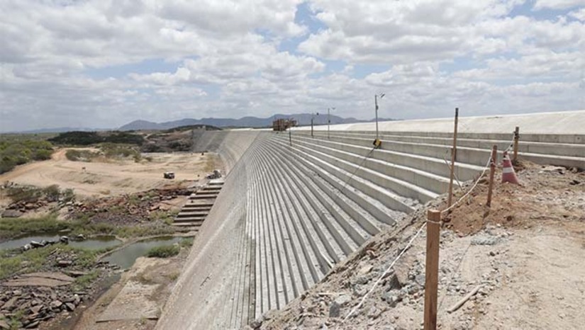 Imagem 1 - Terceiro maior reservatório do Rio Grande do Norte, a Barragem Oiticica está pronta para receber as águas da próxima temporada de chuvas no Semiárido Potiguar, elevando para quase 5 bilhões de metros cúbicos a capacidade que os mais de 50 açudes, lagoas e barragens públicas monitoradas pelo governo do Estado têm de acumular água de boa qualidade para o consumo humano e produção agrícola. Na manhã desta quarta-feira (18), a governadora Fátima Bezerra esteve em Oiticica para acompanhar a última etapa do trabalho de concretagem da parede, marcando assim o fim das obras do reservatório, o segundo de grande porte construído na Bacia Hidrográfica Piranhas/Açu. Imagem 1 - Terceiro maior reservatório do Rio Grande do Norte, a Barragem Oiticica está pronta para receber as águas da próxima temporada de chuvas no Semiárido Potiguar, elevando para quase 5 bilhões de metros cúbicos a capacidade que os mais de 50 açudes, lagoas e barragens públicas monitoradas pelo governo do Estado têm de acumular água de boa qualidade para o consumo humano e produção agrícola. Na manhã desta quarta-feira (18), a governadora Fátima Bezerra esteve em Oiticica para acompanhar a última etapa do trabalho de concretagem da parede, marcando assim o fim das obras do reservatório, o segundo de grande porte construído na Bacia Hidrográfica Piranhas/Açu.