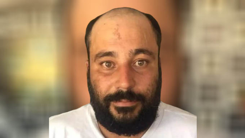 Imagem 1 - Criminosos invadem residência e executam morador a tiros no Nova Mossoró. Jimmy Robson Andrade Cruz, de 42 anos, foi executado na sala da residência onde morava com a família. O crime aconteceu por volta das 13h desta quarta-feira (18). De acordo com a polícia civil, a esposa da vítima contou que quatro homens chegaram ao local se apresentando como policiais. Eles arrombaram o portão e a porta da casa, em seguida prenderam ela e também a filha da vítima dentro de um banheiro. Na sequência, elas ouviram os disparos. A 15ª DHPP vai ficará responsável por conduzir as investigações. Imagem 1 - Criminosos invadem residência e executam morador a tiros no Nova Mossoró. Jimmy Robson Andrade Cruz, de 42 anos, foi executado na sala da residência onde morava com a família. O crime aconteceu por volta das 13h desta quarta-feira (18). De acordo com a polícia civil, a esposa da vítima contou que quatro homens chegaram ao local se apresentando como policiais. Eles arrombaram o portão e a porta da casa, em seguida prenderam ela e também a filha da vítima dentro de um banheiro. Na sequência, elas ouviram os disparos. A 15ª DHPP vai ficará responsável por conduzir as investigações.
