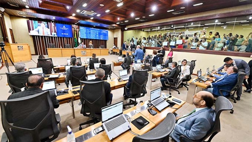 Imagem 1 - A peça, que teve relatoria do deputado estadual Luiz Eduardo (SDD), prevê um orçamento de R$ 23 bilhões para o Estado no próximo ano. A matéria foi votada em sua maioria sob consenso, com exceção a duas emendas. A LOA aponta o crescimento nas despesas com pessoal, que alcançaram R$ 4,7 bilhões, um salto de R$ 43% em relação à LDO desse ano. O relatório priorizou áreas como saúde, assistência social e administração. Entre as emendas encartadas estão recursos para hospitais e realização de cirurgias reprimidas. Após o término da sessão, foi realizada uma reunião da Comissão de Fiscalização e Finanças para elaboração do texto definitivo da matéria Imagem 1 - A peça, que teve relatoria do deputado estadual Luiz Eduardo (SDD), prevê um orçamento de R$ 23 bilhões para o Estado no próximo ano. A matéria foi votada em sua maioria sob consenso, com exceção a duas emendas. A LOA aponta o crescimento nas despesas com pessoal, que alcançaram R$ 4,7 bilhões, um salto de R$ 43% em relação à LDO desse ano. O relatório priorizou áreas como saúde, assistência social e administração. Entre as emendas encartadas estão recursos para hospitais e realização de cirurgias reprimidas. Após o término da sessão, foi realizada uma reunião da Comissão de Fiscalização e Finanças para elaboração do texto definitivo da matéria