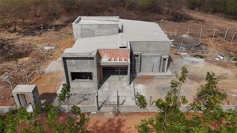 Imagem 1 -   O novo prédio vai substituir o antigo da escola Municipal Pedro Fernandes Ribeiro na comunidade São José, zona rural de Mossoró, que não mais oferecia condições necessárias para os estudantes e professores, sendo necessária a sua demolição. A Escola Municipal Pedro Fernandes Ribeiro será totalmente estruturada e equipada para oferecer uma educação de melhor qualidade à população. Com investimento no valor total previsto de R$ 541.439,59. A previsão é que o equipamento seja entregue em breve, proporcionando um ambiente acolhedor e propício ao aprendizado dos alunos. A escola terá recepção; duas salas de aula; secretaria; e banheiros acessíveis para pessoas com deficiência (PcD), sendo um masculino e um feminino. Além disso, possui circulação, depósito para material de limpeza (DML), almoxarifado, cozinha, refeitório, ambientes climatizados e capacidade para receber até 110 alunos, da Educação Infantil aos anos iniciais do Ensino Fundamental.