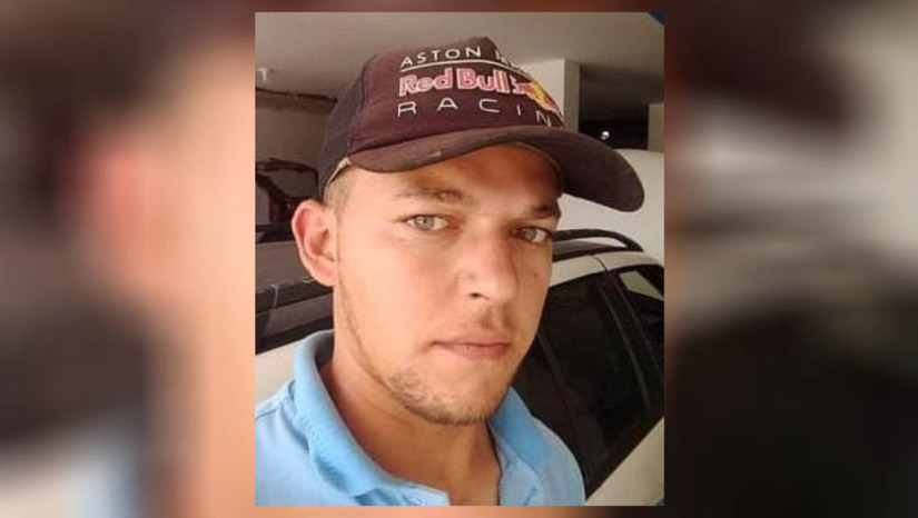 Imagem 1 - Polícia registra homicídio em via pública na Vila Brasília, em Serra do Mel . A vítima foi identificada até o momento como Dargin. O crime aconteceu na manhã desta quinta-feira (19), nas proximidades da Fazenda Club. A vítima estava caminhando em via pública quando foi surpreendida pelos criminosos. Dargin caiu sem vida próximo a calçada de uma residência. A Polícia Civil já se encontra no local, colhendo informações que serão utilizadas nas investigações. Imagem 1 - Polícia registra homicídio em via pública na Vila Brasília, em Serra do Mel . A vítima foi identificada até o momento como Dargin. O crime aconteceu na manhã desta quinta-feira (19), nas proximidades da Fazenda Club. A vítima estava caminhando em via pública quando foi surpreendida pelos criminosos. Dargin caiu sem vida próximo a calçada de uma residência. A Polícia Civil já se encontra no local, colhendo informações que serão utilizadas nas investigações.