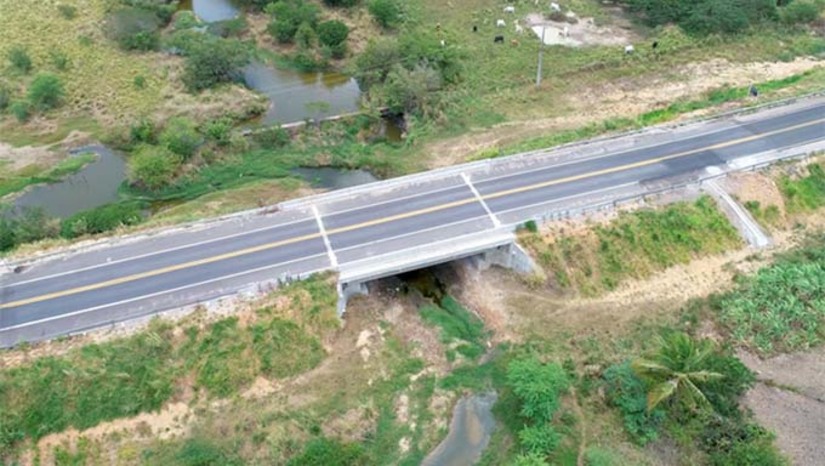 Imagem 1 -  A mudança de rota da estrada pode garantir a mineradora dobrar a capacidade de extração de ouro na região e fazer do Rio Grande do Norte um polo na mineração nacional. A exploração de ouro em Currais Novos é executada pela Aura Minerals no “Projeto Borborema”, considerado um dos mais sustentáveis da companhia em todo o planeta. A mineradora já é proprietária da área da mina que cruza a rodovia, mas precisa de um acordo com o Departamento Nacional de Infraestrutura de Transportes (Dnit), ligada ao Ministério dos Transportes, para realizar a obra. 