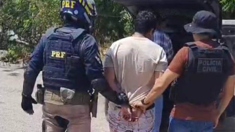 Imagem 1 -  Caso João Dias: último suspeito de participação na morte do prefeito é preso em Mossoró. A prisão aconteceu na manhã desta quinta-feira (19), no KM 25 da BR-304. A ação foi realizada pela Polícia Civil e contou com o apoio da Polícia Rodoviária Federal. Ao todo, sete homens teriam participado diretamente do crime que vitimou Francisco Damião de Oliveira, conhecido como Marcelo Oliveira, e seu pai, Sandi Alves de Oliveira, no dia 27 de agosto de 2024. Cinco deles já haviam sido presos anteriormente e um foi encontrado morto em outubro. O sétimo suspeito, preso nesta quinta-feira, foi identificado como Thomas Vitor Soares Pereira Tomaz.