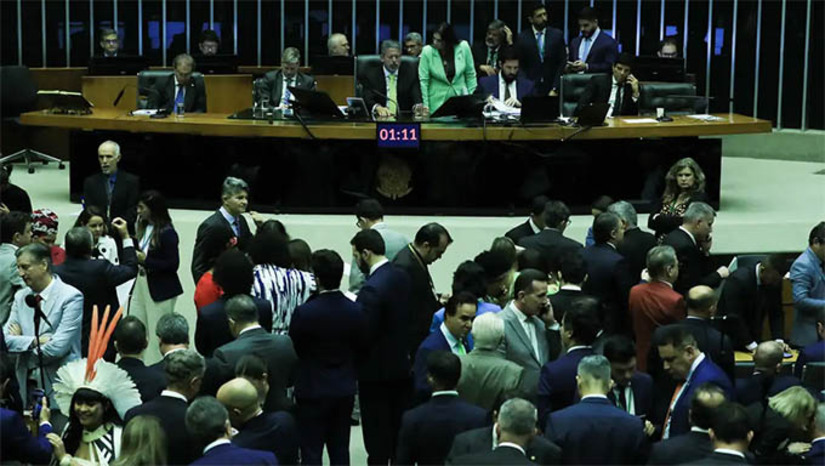 Imagem 1 -  Acordo entre governo e deputados resulta na revogação da lei que criou o novo DPVAT. em vez de todas as emendas. Os dois pontos foram aprovados em destaques ao primeiro projeto de lei complementar do pacote de corte de gastos. Na noite de terça-feira (17), os deputados tinham aprovado o texto-base por larga margem, 318 votos a favor (eram necessários 257) e 149 contrários. No entanto, a votação dos destaques tinha ficado para esta quarta-feira (18).