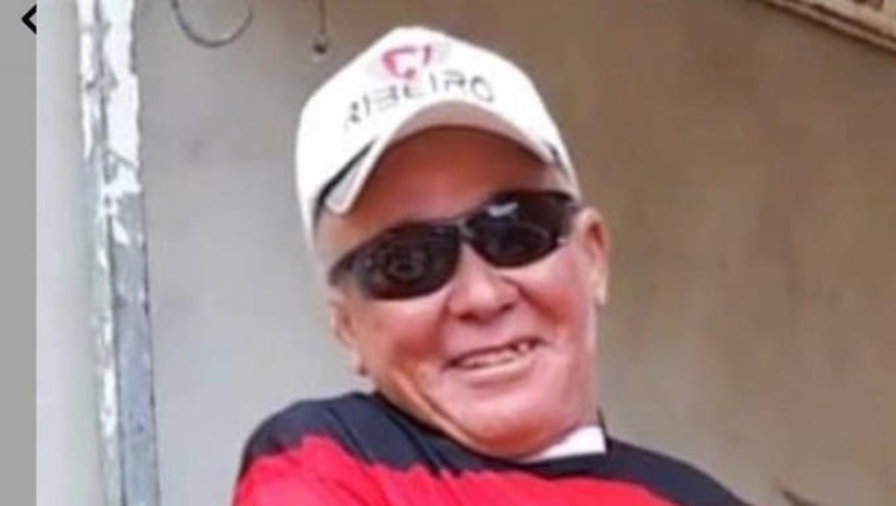 Imagem 1 - Segundo informações do comandante da Polícia Militar de Grossos, Sargento Cledenilson, por volta das 20h o corpo de Luis Carlos de Morais, foi trazido pela correnteza até a margem e acabou encalhando próximo a Igrejinha dos Barcos. A polícia militar isolou o local até a chegada do Itep. Luis Carlos de Morais, de 64 anos, era pescador e estava em uma baiteira, pequena embarcação utilizada por pescadores da região, acompanhado por um amigo e uma criança de aproximadamente 8 anos. Durante a pescaria, a embarcação virou após uma forte onda e eles ficaram à deriva, momento que o pescador relatou ao amigo que estava se sentindo mal antes de desaparecer. Luis Carlos afundou e não retornou à superfície. Após localizar o corpo, o Instituto Técnico-Científico de Perícia (ITEP) foi acionado para realizar a remoção. Imagem 1 - Segundo informações do comandante da Polícia Militar de Grossos, Sargento Cledenilson, por volta das 20h o corpo de Luis Carlos de Morais, foi trazido pela correnteza até a margem e acabou encalhando próximo a Igrejinha dos Barcos. A polícia militar isolou o local até a chegada do Itep. Luis Carlos de Morais, de 64 anos, era pescador e estava em uma baiteira, pequena embarcação utilizada por pescadores da região, acompanhado por um amigo e uma criança de aproximadamente 8 anos. Durante a pescaria, a embarcação virou após uma forte onda e eles ficaram à deriva, momento que o pescador relatou ao amigo que estava se sentindo mal antes de desaparecer. Luis Carlos afundou e não retornou à superfície. Após localizar o corpo, o Instituto Técnico-Científico de Perícia (ITEP) foi acionado para realizar a remoção.