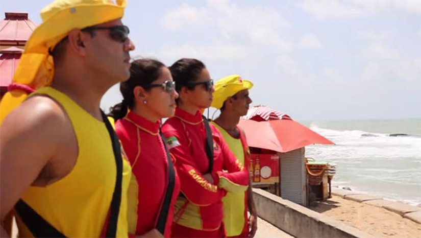 Imagem 1 - Verão começa neste sábado (21) e bombeiros reforçam dicas de prevenção a afogamentos. Neste período é comum as famílias viajarem para as cidades litorâneas, cujas praias tendem a ficar super movimentadas. Devido a isto, é comum também nesta época do ano o aumento do número de acidentes envolvendo afogamentos, tanto de adultos como de crianças. Visando alertar os veranistas, o Soldado Maykon Montenegro, do corpo de 3º Grupamento Militar do Corpo de Bombeiros do Rio Grande do Norte, com sede em Mossoró, deu algumas dicas importantes de prevenção e cuidados, principalmente, com relação às crianças nas praias, piscinas, rios e açudes; confira! Imagem 1 - Verão começa neste sábado (21) e bombeiros reforçam dicas de prevenção a afogamentos. Neste período é comum as famílias viajarem para as cidades litorâneas, cujas praias tendem a ficar super movimentadas. Devido a isto, é comum também nesta época do ano o aumento do número de acidentes envolvendo afogamentos, tanto de adultos como de crianças. Visando alertar os veranistas, o Soldado Maykon Montenegro, do corpo de 3º Grupamento Militar do Corpo de Bombeiros do Rio Grande do Norte, com sede em Mossoró, deu algumas dicas importantes de prevenção e cuidados, principalmente, com relação às crianças nas praias, piscinas, rios e açudes; confira!