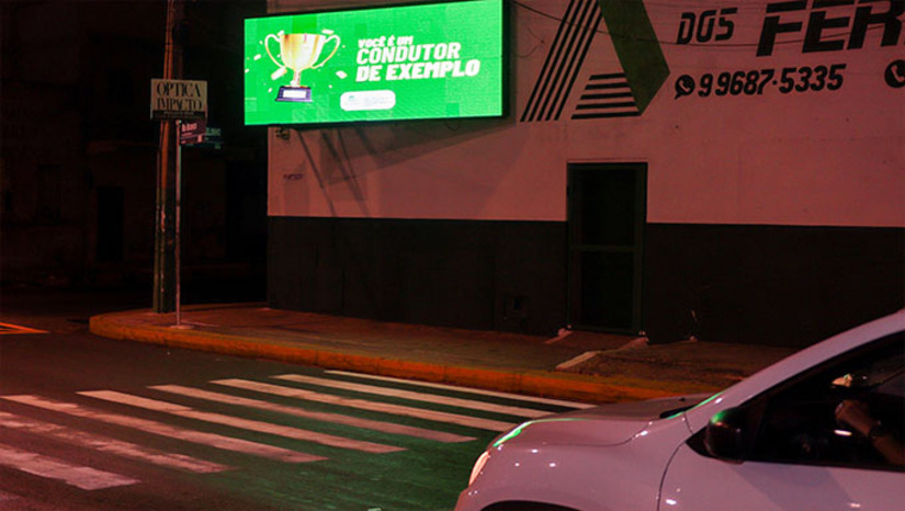 Imagem 1 - Conforme a Secretaria Municipal de Segurança Pública, Defesa Civil, Mobilidade Urbana e Trânsito (SESDEM), a iniciativa tem um caráter principalmente educativo. “O objetivo é sensibilizar os motoristas para a importância de respeitar as faixas de pedestres, garantindo maior segurança para todos, especialmente para crianças, idosos e pessoas com mobilidade reduzida”, explicou Luís Correia, diretor-executivo de Mobilidade. Imagem 1 - Conforme a Secretaria Municipal de Segurança Pública, Defesa Civil, Mobilidade Urbana e Trânsito (SESDEM), a iniciativa tem um caráter principalmente educativo. “O objetivo é sensibilizar os motoristas para a importância de respeitar as faixas de pedestres, garantindo maior segurança para todos, especialmente para crianças, idosos e pessoas com mobilidade reduzida”, explicou Luís Correia, diretor-executivo de Mobilidade.