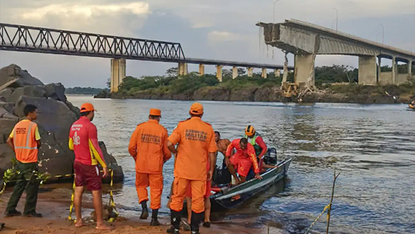 Imagem 1 - Video do momento que a ponte começou a ceder e desabou. As autoridades reconheceram que pelo menos duas pessoas estão desaparecidas. Os moradores da região que gravaram a queda da ponte, falam em mais pessoas que estariam submersa no rio. Bombeiros da região fazem buscas. Imagem 1 - Video do momento que a ponte começou a ceder e desabou. As autoridades reconheceram que pelo menos duas pessoas estão desaparecidas. Os moradores da região que gravaram a queda da ponte, falam em mais pessoas que estariam submersa no rio. Bombeiros da região fazem buscas.