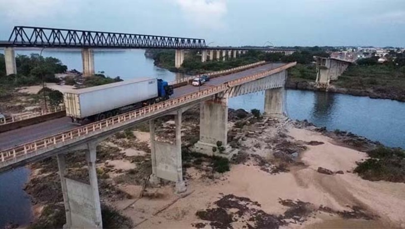 Imagem 1 -  Renan Filho, confirmou a interdição da ponte Juscelino Kubitschek de Oliveira, que liga as cidades Estreito, no Maranhão, e Aguiarnópolis, no Tocantins, está totalmente interditada. De acordo com o titular dos Transportes, o DNIT (Departamento Nacional de Infraestrutura de Transportes) enviou uma comitiva ao local para apurar as causas do incidente. O ministro informou também que a área será isolada e será avaliada a possibilidade de instalação de uma ponte provisória do Exército.   Renan explica que as buscas precisarão ser suspendidas por hora porque um dos caminhões identificados transportava uma carga química: “Somente amanhã (23/12) um grupo de mergulhadores especializados em mergulho em área com eventual possibilidade de contaminação continuarão as buscas.”