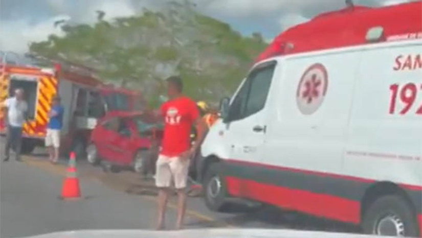 Imagem 1 - Acidente fatal deixa cinco mortos na BR-226, no município de Bom Jesus. O acidente, tipo colisão frontal, envolvendo dois carros de passeio modelo Celtas, aconteceu por volta das 6h50 deste domingo (22), no KM 52,9 da BR 226, no Rio Grande do Norte. A Polícia Rodoviária Federal confirmou três mortes no local. Outras duas pessoas chegaram a ser socorridas para unidades de saúde da região, mas também não resistiram aos ferimentos. A PRF não informou o que teria causado a colisão, fato que deverá ser determinado pela perícia do Itep. Imagem 1 - Acidente fatal deixa cinco mortos na BR-226, no município de Bom Jesus. O acidente, tipo colisão frontal, envolvendo dois carros de passeio modelo Celtas, aconteceu por volta das 6h50 deste domingo (22), no KM 52,9 da BR 226, no Rio Grande do Norte. A Polícia Rodoviária Federal confirmou três mortes no local. Outras duas pessoas chegaram a ser socorridas para unidades de saúde da região, mas também não resistiram aos ferimentos. A PRF não informou o que teria causado a colisão, fato que deverá ser determinado pela perícia do Itep.