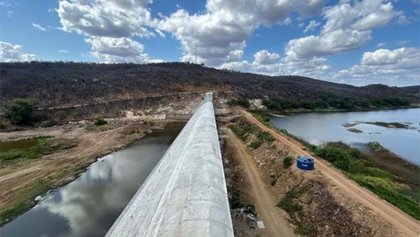 Imagem 1 - As obras contemplam estauração da parede, do vertedouro e a substituição de todos os equipamentos hidromecânicos do reservatório, com capacidade para 49,7 milhões de metros cúbicos, localizado na Bacia Piranhas/Açu. Foram investidos R$ 23,9 milhões, recursos oriundos do governo federal. O projeto foi executado pelo Governo do Rio Grande do Norte com recursos do Ministério da Integração e do Desenvolvimento Regional. Passagem das Traíras é mais um reservatório público a reforçar a estrutura de armazenamento de água do Rio Grande do Norte em 2025. Outro é a Barragem Oiticica, cujas obras de fechamento da parede foram encerradas na semana passada. Imagem 1 - As obras contemplam estauração da parede, do vertedouro e a substituição de todos os equipamentos hidromecânicos do reservatório, com capacidade para 49,7 milhões de metros cúbicos, localizado na Bacia Piranhas/Açu. Foram investidos R$ 23,9 milhões, recursos oriundos do governo federal. O projeto foi executado pelo Governo do Rio Grande do Norte com recursos do Ministério da Integração e do Desenvolvimento Regional. Passagem das Traíras é mais um reservatório público a reforçar a estrutura de armazenamento de água do Rio Grande do Norte em 2025. Outro é a Barragem Oiticica, cujas obras de fechamento da parede foram encerradas na semana passada.