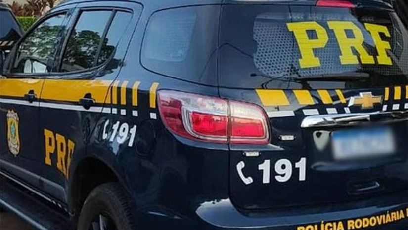 Imagem 1 - PRF registra atropelamento fatal na BR-304, em Assú; vítima foi encontrada às margens da rodovia. Trata-se de um homem, ainda sem identificação. Segundo a Polícia Rodoviária Federal, a vítima foi encontrada sem vida, na manhã desta segunda-feira (23), às margens da BR-304, no KM 104, nas proximidades da estrada de acesso ao Santuário da Irmã Lindalva. Até o momento, não foram identificadas testemunhas. O Itep de Mossoró foi acionado para remoção do corpo. A polícia civil vai investigar o caso. Imagem 1 - PRF registra atropelamento fatal na BR-304, em Assú; vítima foi encontrada às margens da rodovia. Trata-se de um homem, ainda sem identificação. Segundo a Polícia Rodoviária Federal, a vítima foi encontrada sem vida, na manhã desta segunda-feira (23), às margens da BR-304, no KM 104, nas proximidades da estrada de acesso ao Santuário da Irmã Lindalva. Até o momento, não foram identificadas testemunhas. O Itep de Mossoró foi acionado para remoção do corpo. A polícia civil vai investigar o caso.