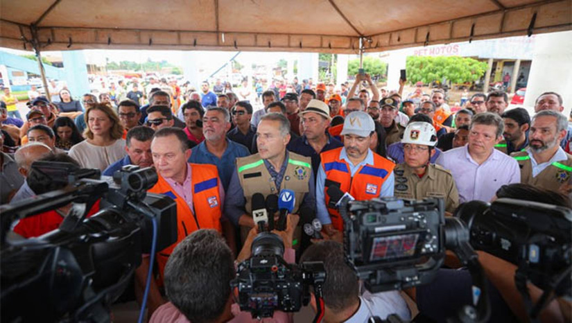 Imagem 1 - Ministério garante R$ 100 milhões para reconstruir ponte que desabou entre Tocantins e o Maranhão. Renan Filho, ministro dos Transportes, anunciou a abertura de um decreto emergencial para reconstrução da ponte Juscelino Kubitschek, ainda em 2024, e a abertura de uma sindicância para apurar os responsáveis pelo desastre. “Nós estamos com emergência decretada para contratar a reconstrução da ponte ainda dentro do exercício de 2024. Isso será um trabalho de muita resolutividade por parte do Ministério dos Transportes para que se consiga ter esta obra no que concerne não apenas à reconstrução, mas também à retirada dos escombros, avaliação dos danos causados, acompanhamento da obra e a execução das futuras obras”, disse o ministro. Imagem 1 - Ministério garante R$ 100 milhões para reconstruir ponte que desabou entre Tocantins e o Maranhão. Renan Filho, ministro dos Transportes, anunciou a abertura de um decreto emergencial para reconstrução da ponte Juscelino Kubitschek, ainda em 2024, e a abertura de uma sindicância para apurar os responsáveis pelo desastre. “Nós estamos com emergência decretada para contratar a reconstrução da ponte ainda dentro do exercício de 2024. Isso será um trabalho de muita resolutividade por parte do Ministério dos Transportes para que se consiga ter esta obra no que concerne não apenas à reconstrução, mas também à retirada dos escombros, avaliação dos danos causados, acompanhamento da obra e a execução das futuras obras”, disse o ministro.
