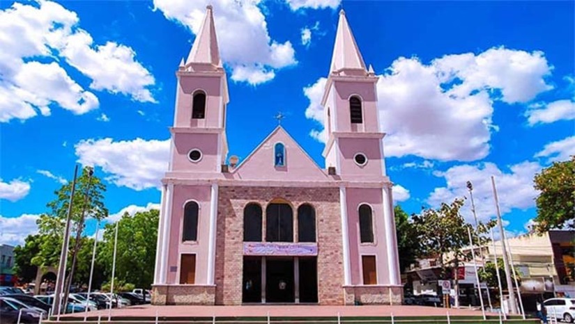Imagem 1 - A diocese de Mossoró divulgou nesta segunda-feira (23), os horários das missas de Natal na Catedral e nas demais paróquias de Mossoró. Serão celebradas missas na véspera de Natal, dia 24, e no dia de Natal, dia 25 de dezembro, na Catedral e nas demais paróquias de Mossoró. O Bispo Diocesando, Dom Francisco de Sales, preside as celebrações de Natal na Catedral de Santa Luzia dia 24/12 às 19h e dia 25/12 ás 09h. Imagem 1 - A diocese de Mossoró divulgou nesta segunda-feira (23), os horários das missas de Natal na Catedral e nas demais paróquias de Mossoró. Serão celebradas missas na véspera de Natal, dia 24, e no dia de Natal, dia 25 de dezembro, na Catedral e nas demais paróquias de Mossoró. O Bispo Diocesando, Dom Francisco de Sales, preside as celebrações de Natal na Catedral de Santa Luzia dia 24/12 às 19h e dia 25/12 ás 09h.