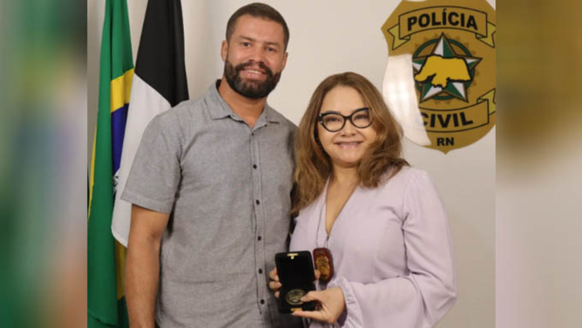 Imagem 1 -  Policial da Divisão de Polícia do Oeste conclui com destaque curso de elite na Bahia. O policial civil Thiago de Medeiros Celestino, da PCRN na cidade de Mossoró, alcançou a primeira posição na avaliação final do 9º Curso de Operações Táticas Especiais, promovido pela Academia de Polícia Civil da Bahia (PCBA) em parceria com a Coordenação de Operações e Recursos Especiais (CORE) da Polícia Civil baiana. O treinamento capacita policiais para atuarem em cenários críticos e de alto risco, como resgates em áreas de conflito e combate ao terrorismo urbano, e aborda disciplinas teóricas e práticas, como operações em ambientes hostis, uso de aeronaves, saltos de paraquedas e desenvolvimento técnico, físico e psicológico. 