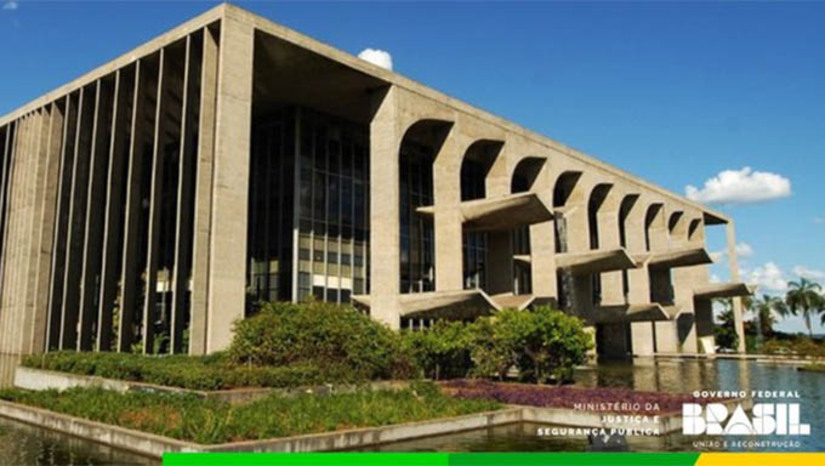 Imagem 1 -  Governo Federal publica decreto que disciplina o uso da força pelas polícias. O decreto, assinado pelo presidente Luiz Inácio Lula da Silva, foi publicado na edição desta terça-feira (24) do DOU. O texto disciplina o uso de armas de fogo e instrumentos não letais, abordagens, buscas domiciliares e a atuação dos policiais penais nos presídios. O documento confere ao Ministério da Justiça e Segurança Pública (MJSP) a competência para editar normas complementares, além de financiar, formular, implementar e monitorar ações relacionadas ao tema. Ainda, a pasta deverá oferecer capacitações e trabalhar para a divulgação das normativas sobre o uso da força aos profissionais de segurança pública e à sociedade.