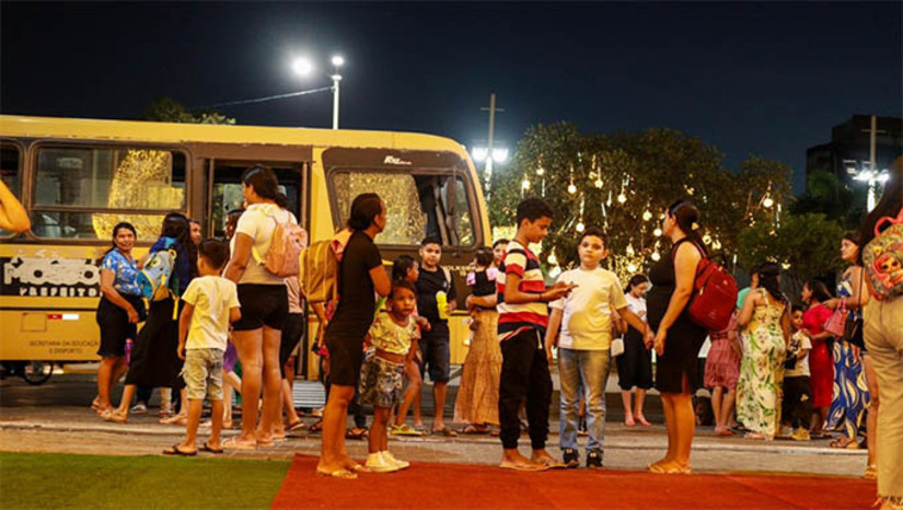 Imagem 1 - “É encantador”: alunos da zona rural se divertem no “Estação Natal” pelo 3º ano consecutivo. A Prefeitura de Mossoró viabilizou, pelo terceiro ano consecutivo, a ida de estudantes de unidades de ensino da Rede Municipal, localizadas na zona rural, ao projeto “Estação Natal”, tornando a noite de quarta-feira (18) inesquecível para cerca de 800 alunos e seus familiares. O encantamento e a alegria das crianças fizeram brilhar com mais intensidade a iluminação natalina instalada na Estação das Artes Elizeu Ventania. Imagem 1 - “É encantador”: alunos da zona rural se divertem no “Estação Natal” pelo 3º ano consecutivo. A Prefeitura de Mossoró viabilizou, pelo terceiro ano consecutivo, a ida de estudantes de unidades de ensino da Rede Municipal, localizadas na zona rural, ao projeto “Estação Natal”, tornando a noite de quarta-feira (18) inesquecível para cerca de 800 alunos e seus familiares. O encantamento e a alegria das crianças fizeram brilhar com mais intensidade a iluminação natalina instalada na Estação das Artes Elizeu Ventania.