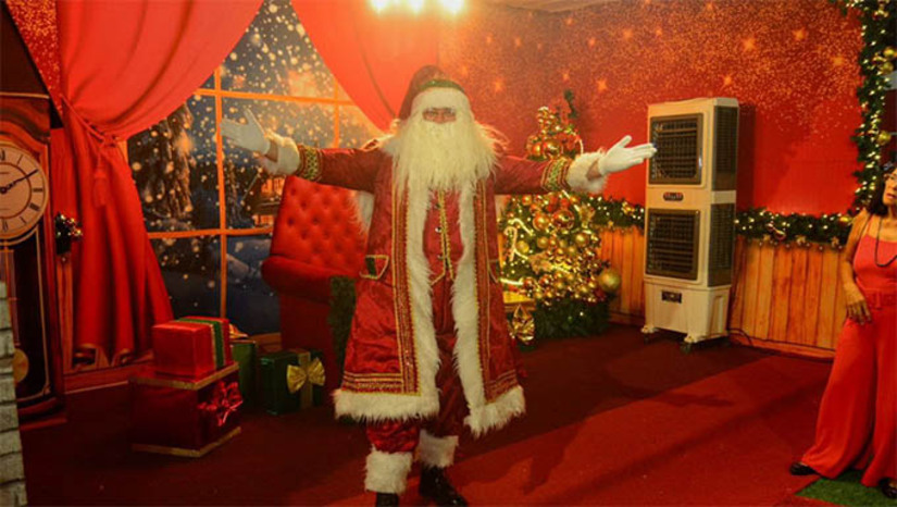 Imagem 1 - Estação Natal conta com presença do Papai Noel nesta terça-feira, véspera de Natal. A presença do Papai Noel segue até esta terça-feira, dia 24, véspera de Natal, das 18h até as 22h. O Estação Natal abre às 17h. O ambiente conta com túnel de luz de 70 metros, Casa do Papai Noel, Fábrica de Brinquedos, Brinquedoteca, Presépio, Casa dos Duendes e árvore de Natal de 30 metros de altura. A programação cultural será realizada até o dia 6 de janeiro Imagem 1 - Estação Natal conta com presença do Papai Noel nesta terça-feira, véspera de Natal. A presença do Papai Noel segue até esta terça-feira, dia 24, véspera de Natal, das 18h até as 22h. O Estação Natal abre às 17h. O ambiente conta com túnel de luz de 70 metros, Casa do Papai Noel, Fábrica de Brinquedos, Brinquedoteca, Presépio, Casa dos Duendes e árvore de Natal de 30 metros de altura. A programação cultural será realizada até o dia 6 de janeiro