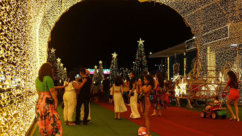 Imagem 1 -   O “Estação Natal” seguirá aberto ao público até o dia 6 de janeiro com diversas apresentações. O horário de abertura do espaço acontece às 17h. "A estrutura é muito boa. No ano passado eu vim e nesse ano tá melhor. É uma oportunidade de toda a família vim conhecer o Papai Noel", comentou Silas Alexandre.  