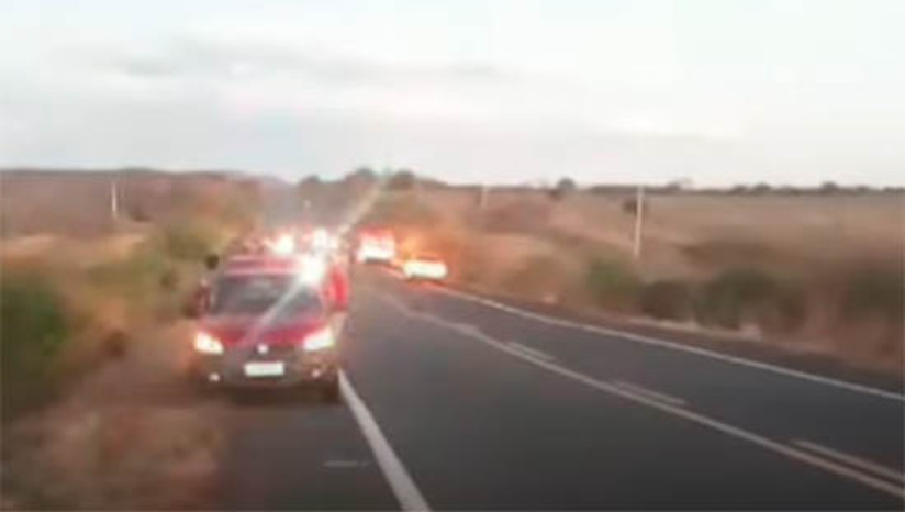 Imagem 1 - O acidente aconteceu por volta das 18h desta quarta-feira (25). Segundo a polícia civil, o motorista do veículo, um Fiat Doblo, afirmou que desviou de um buraco na via e perdeu o controle, capotando no acostamento. Os ocupantes, nove pessoas no total, voltavam para a cidade de São João do Rio do Peixe, na Paraíba, após passarem o dia no West Acqua Parque, na RN-117. As duas vítimas mortas foram identificadas como Ana Vitória Bezerra Evangelista, de 11 anos, e Rildenia Sousa Medeiros. Outras 5 pessoas, que ficaram feridas, foram socorridas para o hospital de Pau dos Ferros. Entre elas está um bebê de 4 meses de vida, que se encontra em estado grave, de acordo com o Corpo de Bombeiros. A polícia civil vai investigar as causas do acidente. Imagem 1 - O acidente aconteceu por volta das 18h desta quarta-feira (25). Segundo a polícia civil, o motorista do veículo, um Fiat Doblo, afirmou que desviou de um buraco na via e perdeu o controle, capotando no acostamento. Os ocupantes, nove pessoas no total, voltavam para a cidade de São João do Rio do Peixe, na Paraíba, após passarem o dia no West Acqua Parque, na RN-117. As duas vítimas mortas foram identificadas como Ana Vitória Bezerra Evangelista, de 11 anos, e Rildenia Sousa Medeiros. Outras 5 pessoas, que ficaram feridas, foram socorridas para o hospital de Pau dos Ferros. Entre elas está um bebê de 4 meses de vida, que se encontra em estado grave, de acordo com o Corpo de Bombeiros. A polícia civil vai investigar as causas do acidente.