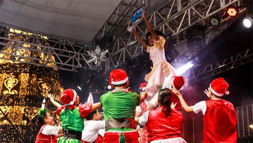Imagem 1 - O evento, que este ano chega a sua terceira edição, já se tornou tradição na cidade, com combinação de luzes, apresentações variadas de artistas e músicos locais. As apresentações como dança, música, arte e tudo muito especial e iluminado no palco montado na Estação das Artes Poeta Elizeu Ventania no “Estação Natal” continuam até o dia 6 de janeiro de 2025. Nsta quinta-feira (26) se apresentaPatrícia Vale e na sexta-feira (27) ás 19h Passos de Sabedoria, Danças Pastoril da Terceira Idade e ás 20h Késia e Banda. Imagem 1 - O evento, que este ano chega a sua terceira edição, já se tornou tradição na cidade, com combinação de luzes, apresentações variadas de artistas e músicos locais. As apresentações como dança, música, arte e tudo muito especial e iluminado no palco montado na Estação das Artes Poeta Elizeu Ventania no “Estação Natal” continuam até o dia 6 de janeiro de 2025. Nsta quinta-feira (26) se apresentaPatrícia Vale e na sexta-feira (27) ás 19h Passos de Sabedoria, Danças Pastoril da Terceira Idade e ás 20h Késia e Banda.