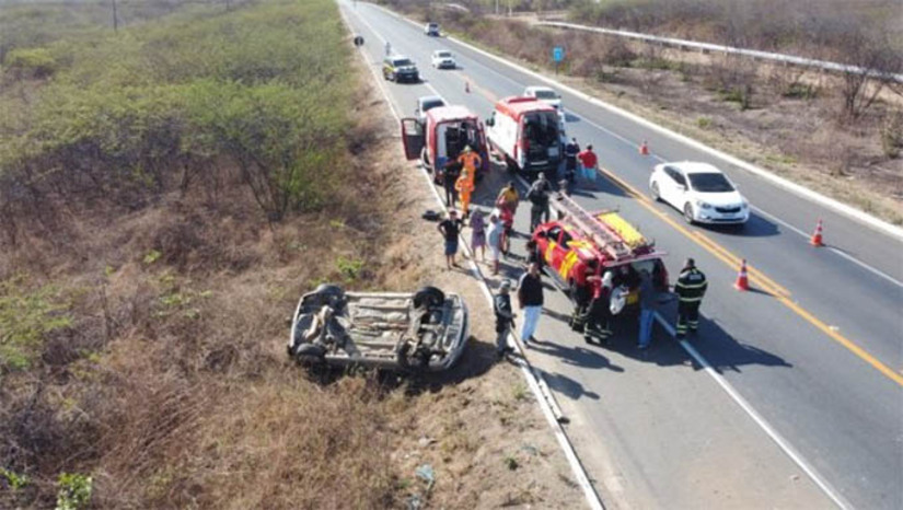 Imagem 1 -  PRF registra dois acidentes nesta quinta-feira (26) nas BRs 304 e 110, em Mossoró. O primeiro aconteceu no início da manhã, na BR-304, próximo ao 12º Batalhão da Polícia Militar. O acidente, uma colisão transversal, envolveu uma SW4 e um Corolla. Segundo a PRF, havia 5 pessoas em cada veículo, mas apenas os ocupantes do Corolla se feriram. Um homem chegou a ficar preso nas ferragens e foi retirado pelos Bombeiros, em seguida, socorrido pelo Samu. Não houve óbito; o segundo acidente aconteceu na BR-110, em frente à delegacia da PRF. Uma motocicleta que seguia pelo acostamento, sentido Ufersa/Presidente Dutra, colidiu em um Fiat Strada (que seguia no mesmo sentido), quando este último dobrou à direita. Apenas o motociclista se feriu, mas sem gravidade.