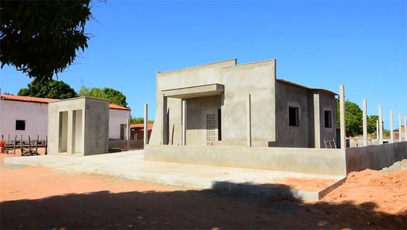 Imagem 1 -  As UBSs das comunidades Boa Fé e do Assentamento Jurema estão em fase de conclusão, sendo executadas as instalações elétricas, cerâmica, hidráulica, esquadrias e acabamentos. A construção das UBSs é um investimento da Prefeitura por meio do programa “Mossoró Realiza” no valor total de R$ 2.882.213,59. São 12 as Unidades Básicas de Saúde (UBSs) em construção na zona rural: Boa Fé; São Romão/Pau Branco; Hipólito; Mulunguzinho; Assentamento Favela; Cordão de Sombra; Assentamento Jurema; Sussuarana; Chafariz; Arisco; Barrinha e Picada.