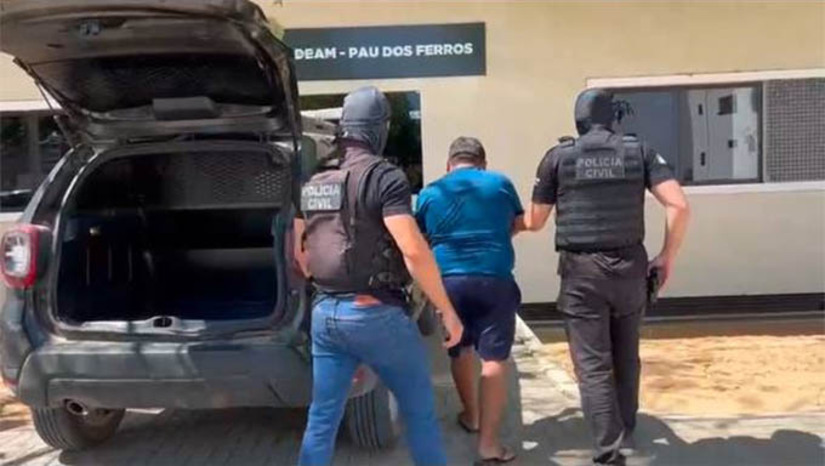 Imagem 1 - Condenado a 9 anos de prisão por estupro de vulnerável é preso em Pau dos Ferros. A prisão do criminoso, um homem de 28 anos, aconteceu nesta quinta-feira (26), tendo sido realizada pela equipe da Deam de Pau dos Ferros, com o apoio da equipe da delegacia de Apodi, onde o crime aconteceu, no ano de 2016. O mandado de prisão foi expedido em outubro de 2023, período em que o homem permaneceu foragido. Após diligências realizadas pela equipe de investigação, ele foi localizado em Pau dos Ferros, preso e encaminhado ao sistema prisional. Imagem 1 - Condenado a 9 anos de prisão por estupro de vulnerável é preso em Pau dos Ferros. A prisão do criminoso, um homem de 28 anos, aconteceu nesta quinta-feira (26), tendo sido realizada pela equipe da Deam de Pau dos Ferros, com o apoio da equipe da delegacia de Apodi, onde o crime aconteceu, no ano de 2016. O mandado de prisão foi expedido em outubro de 2023, período em que o homem permaneceu foragido. Após diligências realizadas pela equipe de investigação, ele foi localizado em Pau dos Ferros, preso e encaminhado ao sistema prisional.