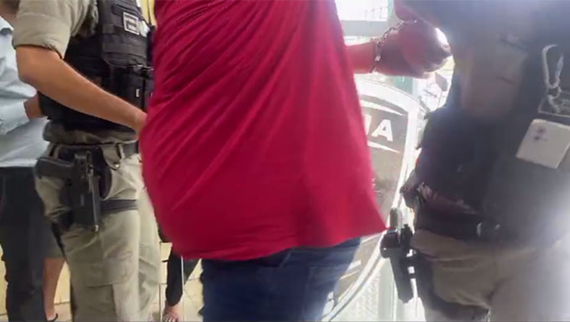 Imagem 1 - Alcidemir Clementino de Oliveira, de 30 anos, é taxista. As vítimas contaram na Polícia que ele tentou bater na mulher e foi impedido por eles. Depois ele buscou o carro e tentou passar por cima deles por duas vezes. Terminou preso em flagrante, que foi homologado pela Justiça. O "valentão" do Nova Mossoró, o entanto, vai responder o processo em liberdade, mediante uma série de restrições impostas pela Justiça. Imagem 1 - Alcidemir Clementino de Oliveira, de 30 anos, é taxista. As vítimas contaram na Polícia que ele tentou bater na mulher e foi impedido por eles. Depois ele buscou o carro e tentou passar por cima deles por duas vezes. Terminou preso em flagrante, que foi homologado pela Justiça. O "valentão" do Nova Mossoró, o entanto, vai responder o processo em liberdade, mediante uma série de restrições impostas pela Justiça.