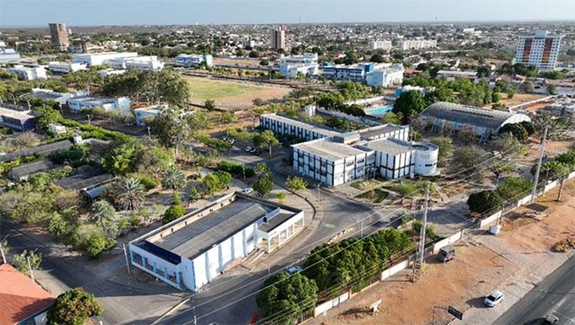 Imagem 1 - Ao todo, 458 candidatos participaram da etapa inicial, realizada em agosto, o processo seletivo reduziu o número para 200 concorrentes antes de chegar aos 20 aprovados finais, 10 homens e 10 mulheres. O curso, totalmente gratuito, será realizado presencialmente no Centro de Instrução de Aviação Civil (CIAC) contratado pela UFERSA. Este é o primeiro curso de aviação civil oferecido por uma instituição pública no Brasil, representando um marco na democratização do acesso à aviação. Imagem 1 - Ao todo, 458 candidatos participaram da etapa inicial, realizada em agosto, o processo seletivo reduziu o número para 200 concorrentes antes de chegar aos 20 aprovados finais, 10 homens e 10 mulheres. O curso, totalmente gratuito, será realizado presencialmente no Centro de Instrução de Aviação Civil (CIAC) contratado pela UFERSA. Este é o primeiro curso de aviação civil oferecido por uma instituição pública no Brasil, representando um marco na democratização do acesso à aviação.